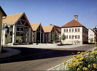 Die Bürgerhalle mit dem Rathaus ...