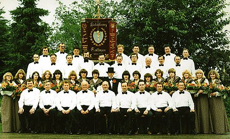 Sänger mit Festdamen 1980
